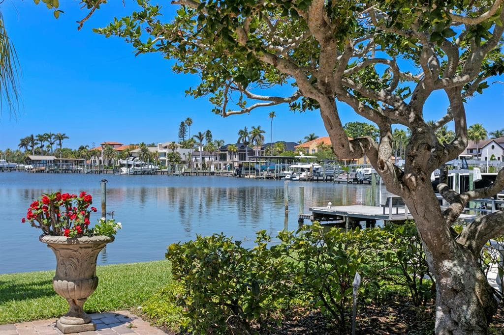 321 BRIGHTWATERS BOULEVARD NE ST PETERSBURG, FL 33704