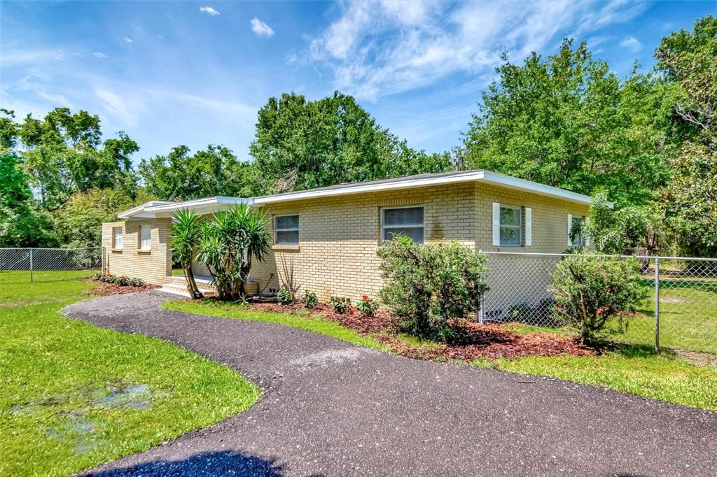 2054 DEERWOOD ROAD SEFFNER, FL 33584