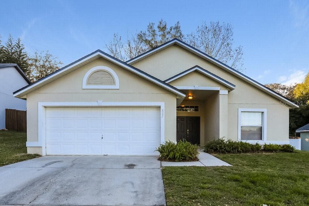 827 HIGH POINTE CIRCLE MINNEOLA, FL 34715
