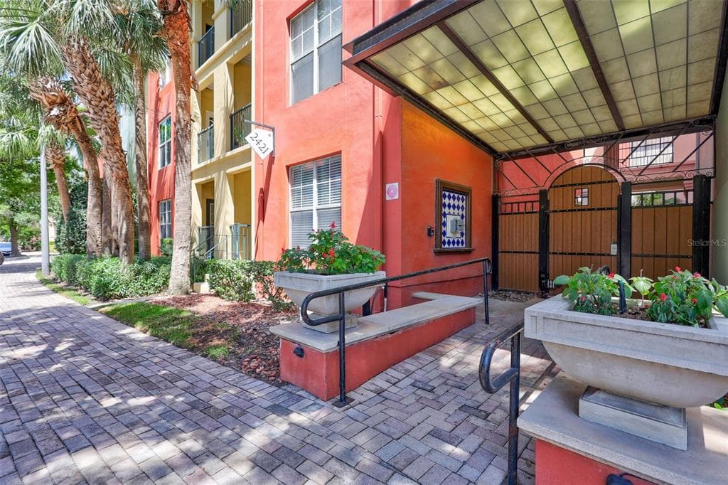 2411 W HORATIO STREET UNIT 526 TAMPA, FL 33609