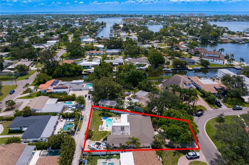 843 37TH AVENUE NE ST PETERSBURG, FL 33704