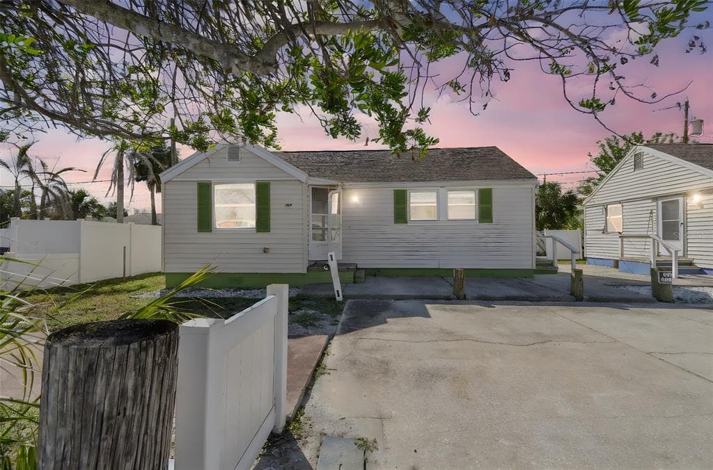 103 146TH AVENUE E MADEIRA BEACH, FL 33708