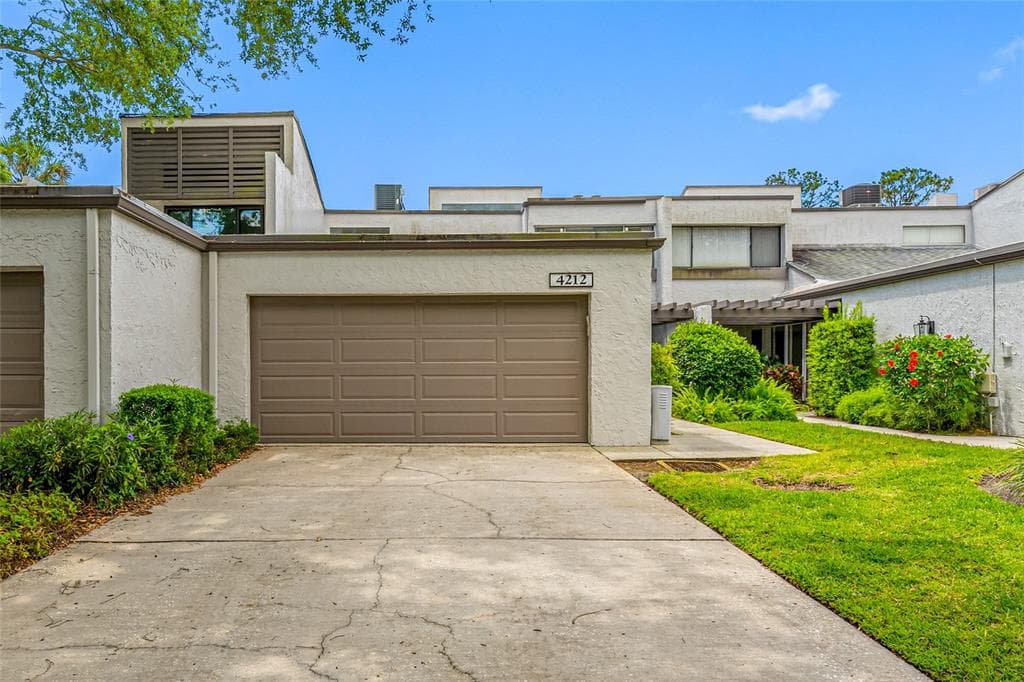 4212 FAIRWAY CIRCLE TAMPA, FL 33618