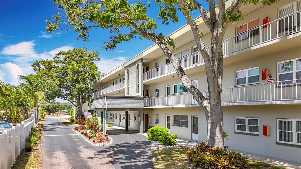 5890 38TH AVENUE N UNIT 305 ST PETERSBURG, FL 33710