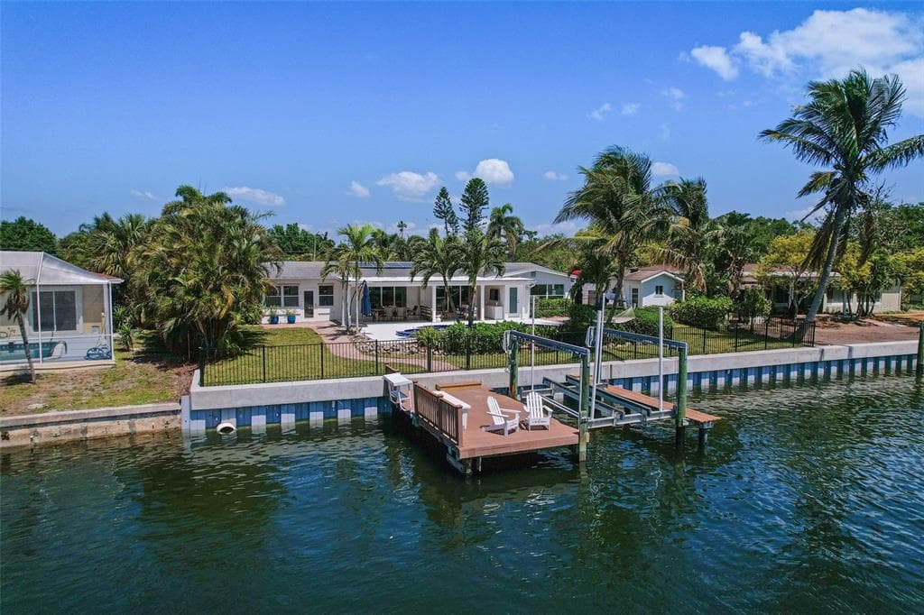 1112 38TH AVENUE NE ST PETERSBURG, FL 33704
