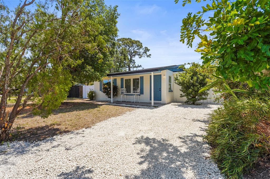 2720 TRINIDAD STREET SARASOTA, FL 34231