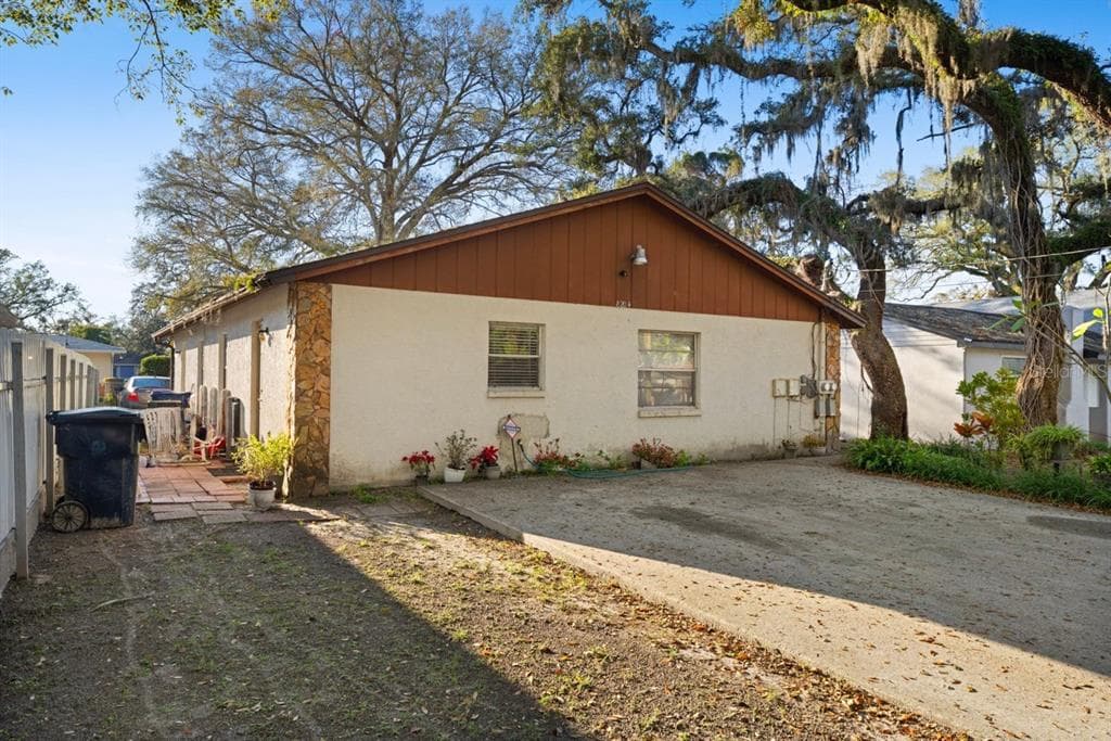 8204 N HILLSBOROUGH LANE TAMPA, FL 33604