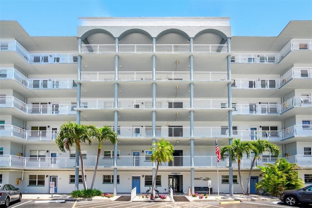 5925 SHORE BOULEVARD S UNIT 611 GULFPORT, FL 33707