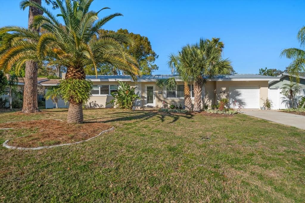 606 PALM AVENUE BELLEAIR, FL 33756