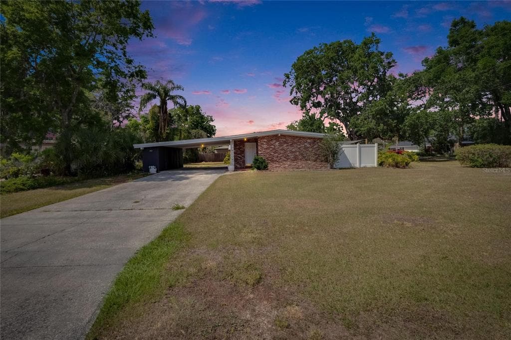 802 W RUSSELL DRIVE PLANT CITY, FL 33563