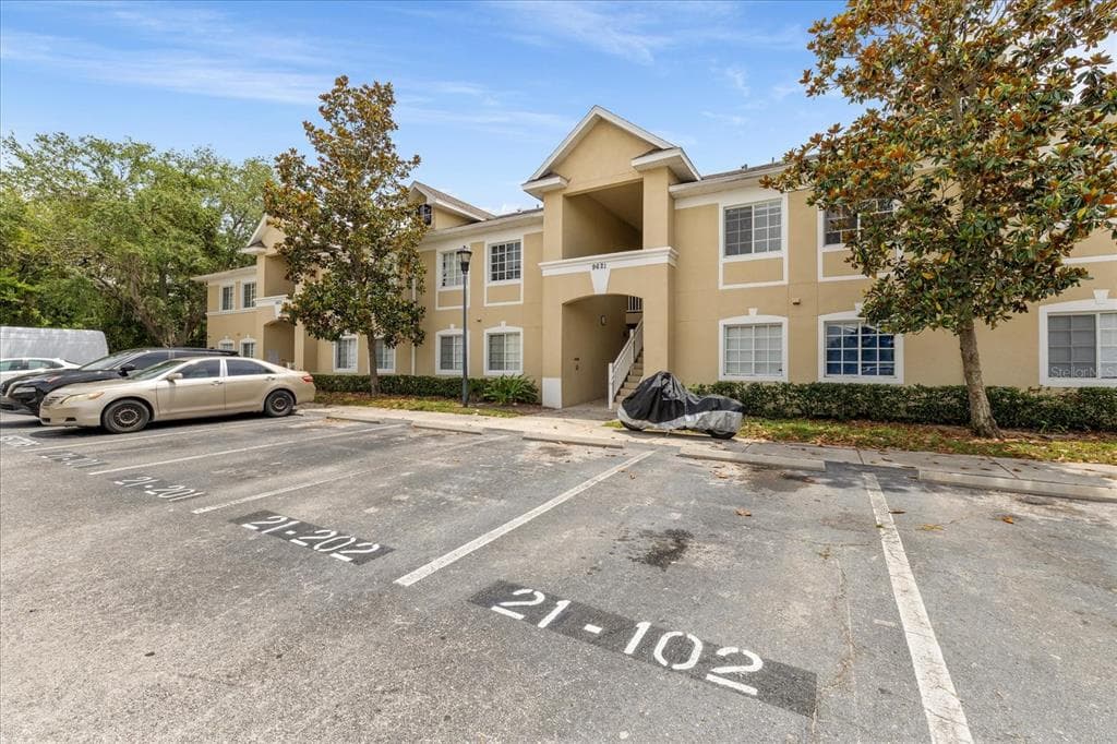 9621 LAKEDALE WAY UNIT 202 RIVERVIEW, FL 33578