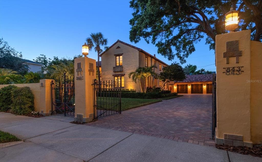 843 17TH AVENUE N ST PETERSBURG, FL 33704