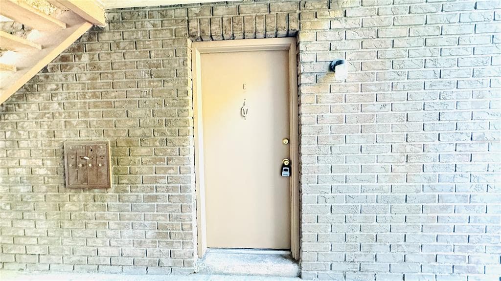 9015 WESTCHESTER CIRCLE UNIT 37 TAMPA, FL 33604