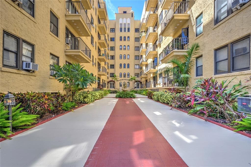130 4TH AVENUE N UNIT 502 ST PETERSBURG, FL 33701