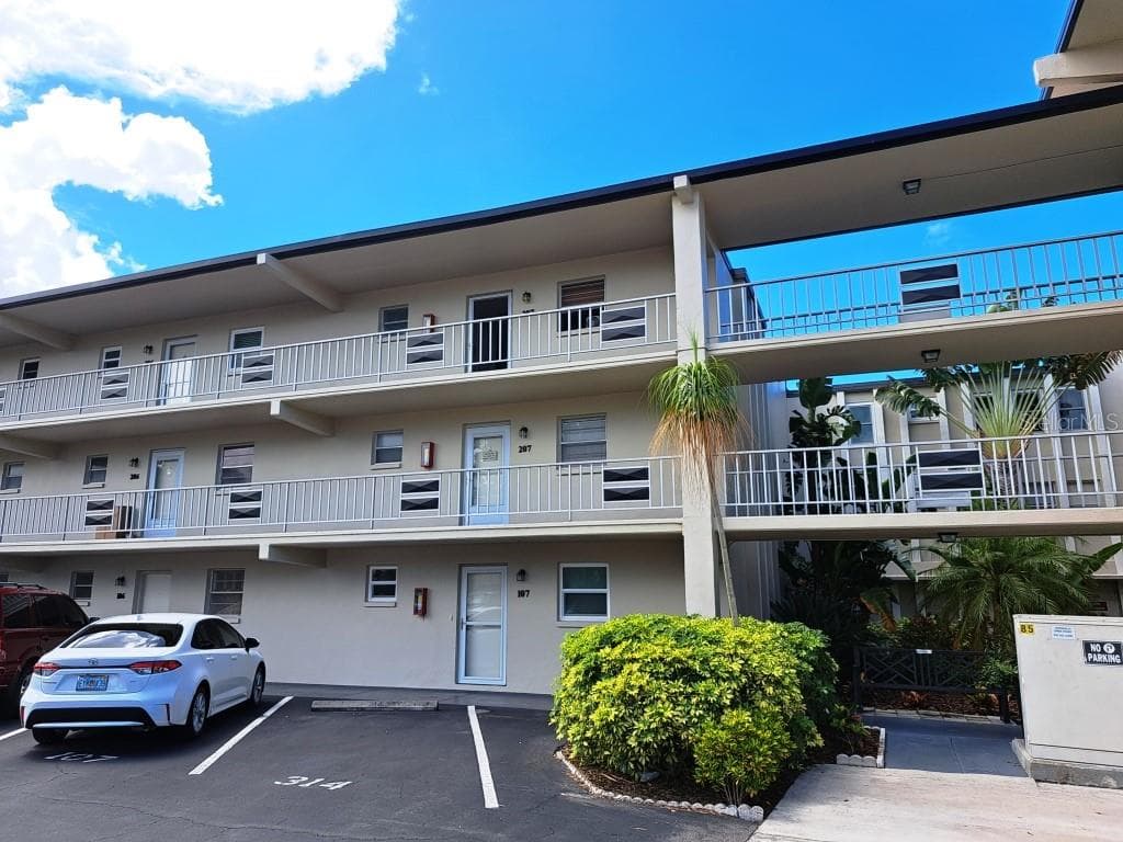 9940 47TH AVENUE N UNIT 108 ST PETERSBURG, FL 33708
