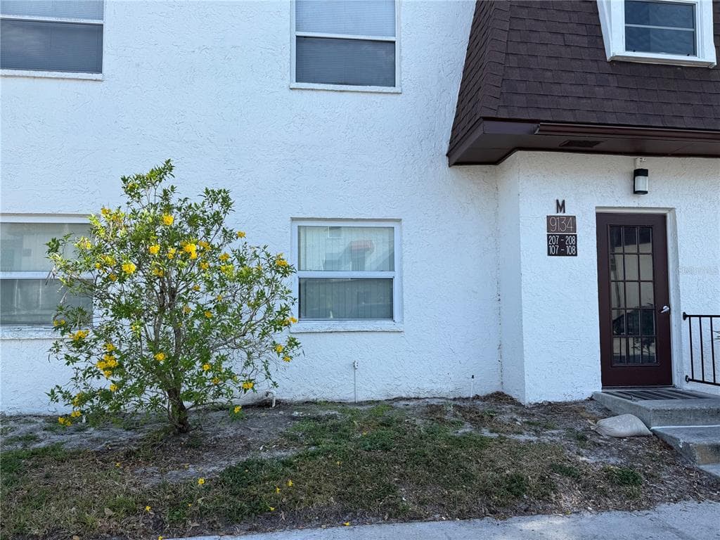 9134 TUDOR DRIVE UNIT M107 TAMPA, FL 33615
