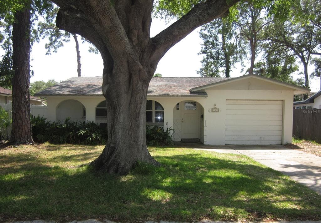 162 SW LINCOLN CIRCLE N ST PETERSBURG, FL 33703