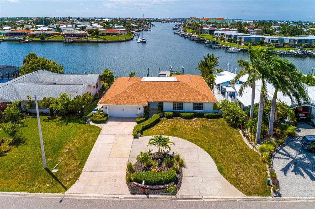 6442 LAKE SUNRISE DRIVE APOLLO BEACH, FL 33572