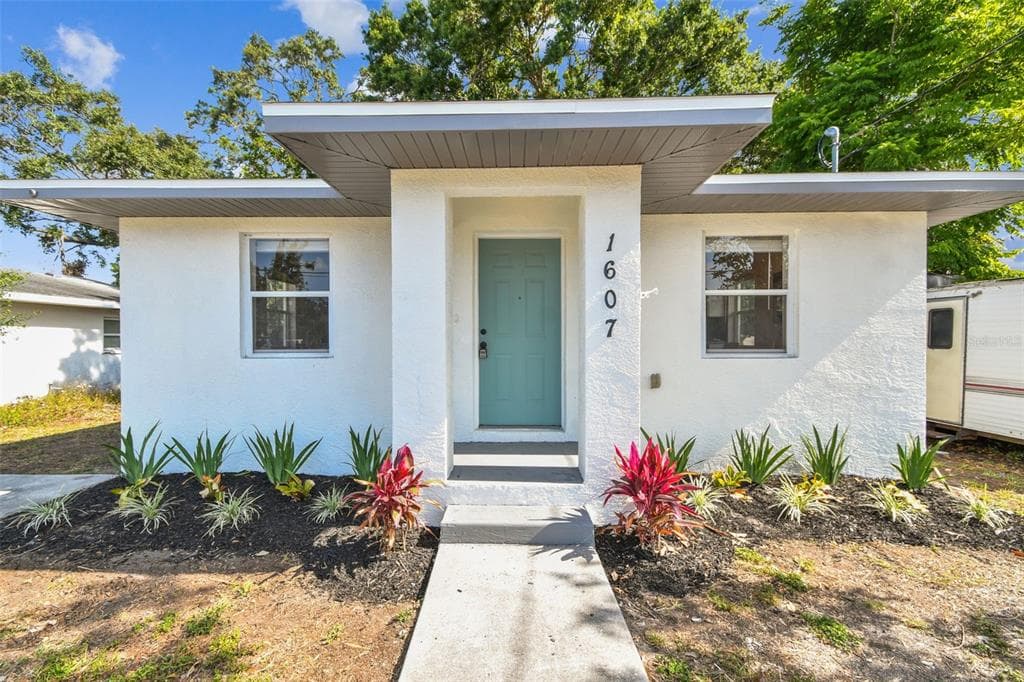 1607 34TH AVENUE E BRADENTON, FL 34208