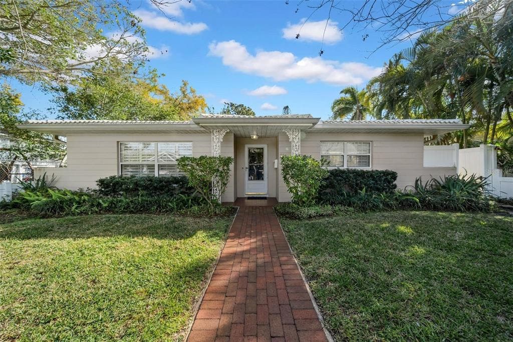 216 21ST AVENUE NE ST PETERSBURG, FL 33704