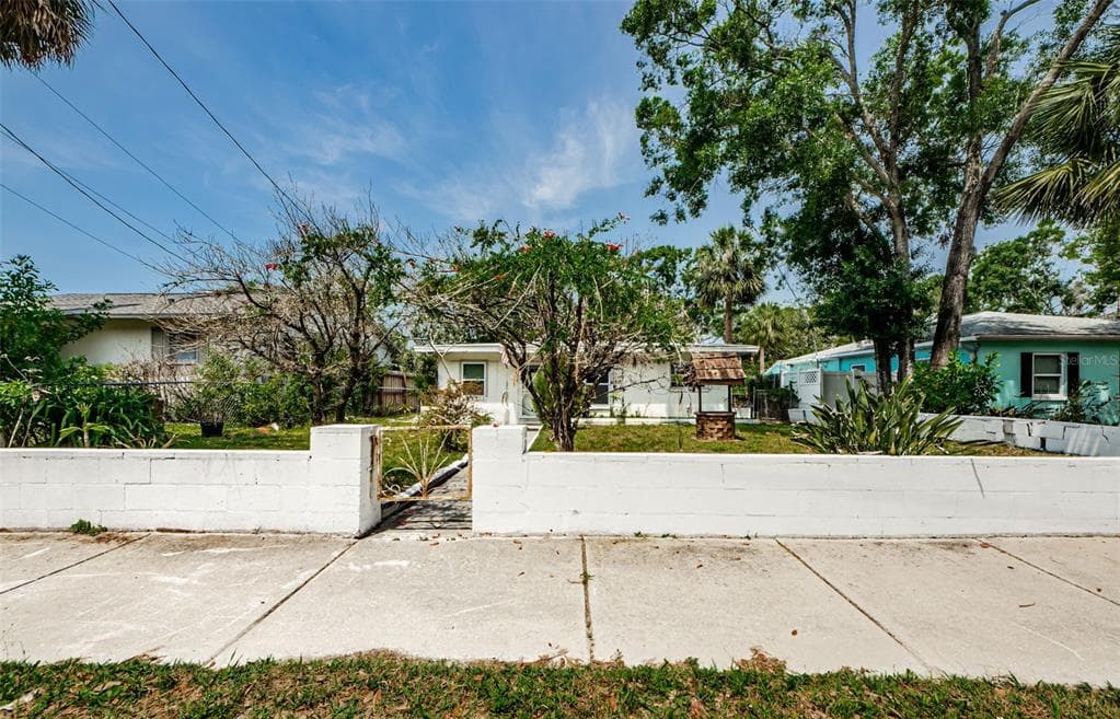 306 BANANA STREET TARPON SPRINGS, FL 34689