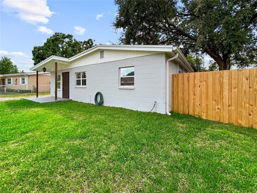 2404 N RAMONA CIRCLE TAMPA, FL 33612