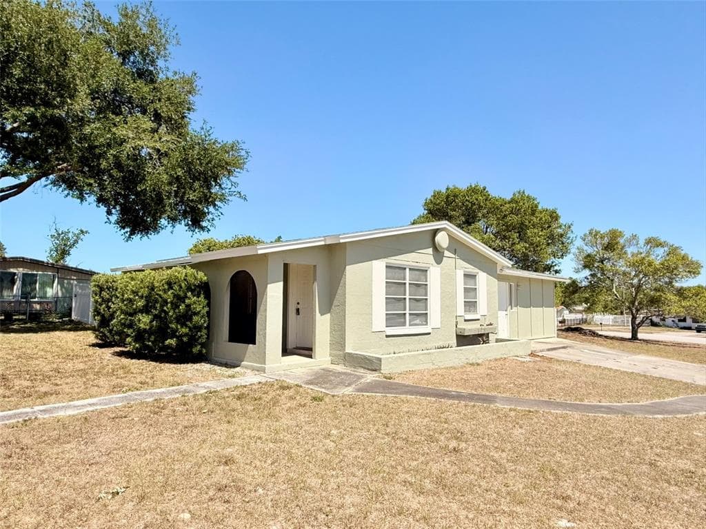 2201 FLAMINGO AVENUE DELTONA, FL 32738
