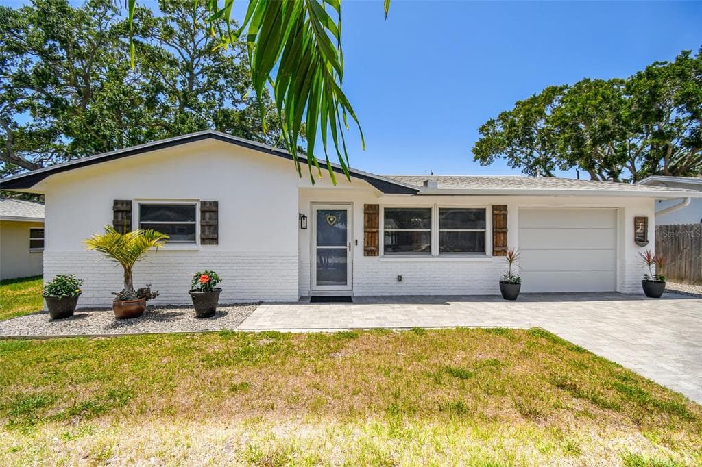 2004 YALE AVENUE DUNEDIN, FL 34698