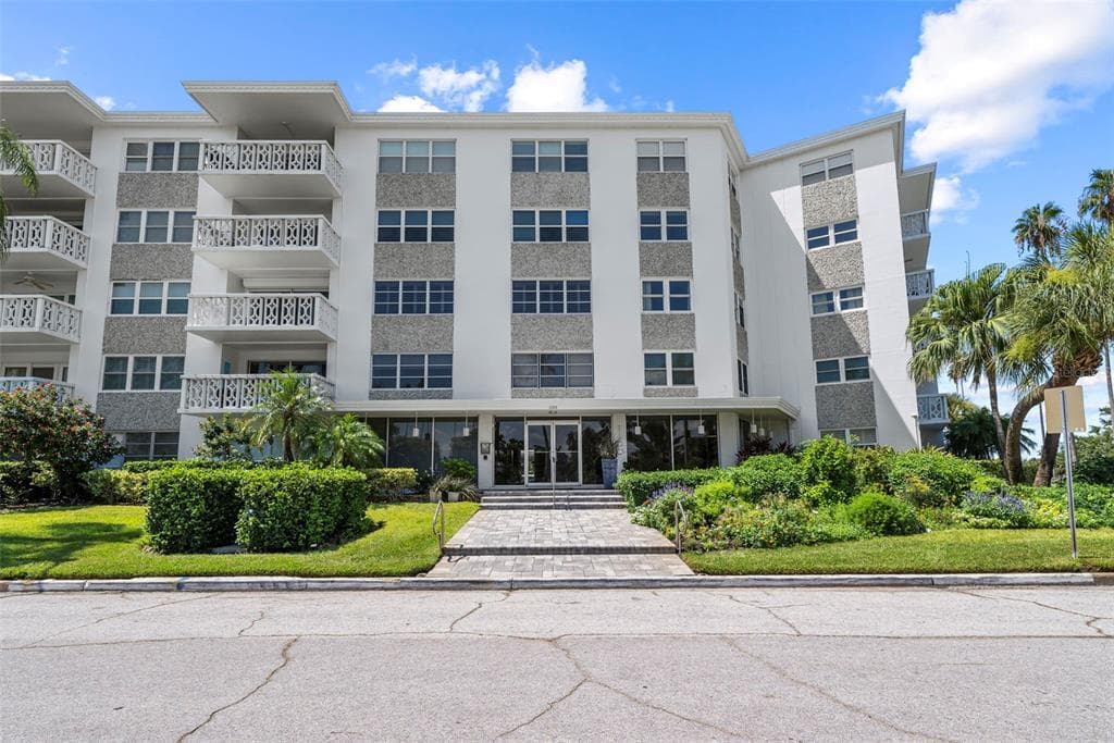 1100 N SHORE DRIVE NE UNIT 104 ST PETERSBURG, FL 33701