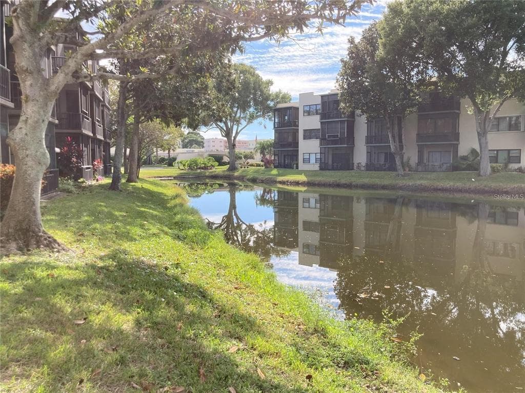 7941 58TH AVENUE N UNIT 106 ST PETERSBURG, FL 33709