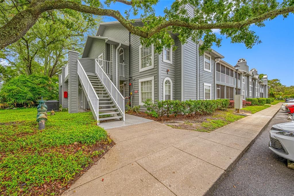 6001 LAKETREE LANE UNIT B TEMPLE TERRACE, FL 33617
