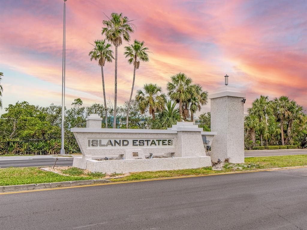 105 ISLAND WAY UNIT 131 CLEARWATER BEACH, FL 33767