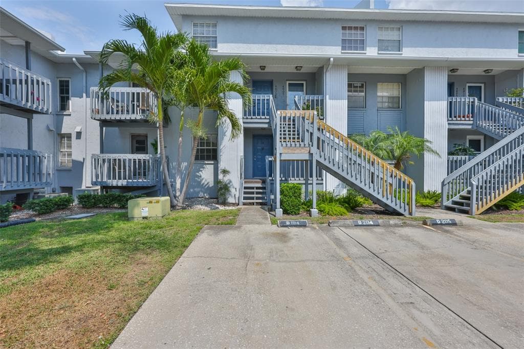 4801 W MCELROY AVENUE UNIT D104 TAMPA, FL 33611