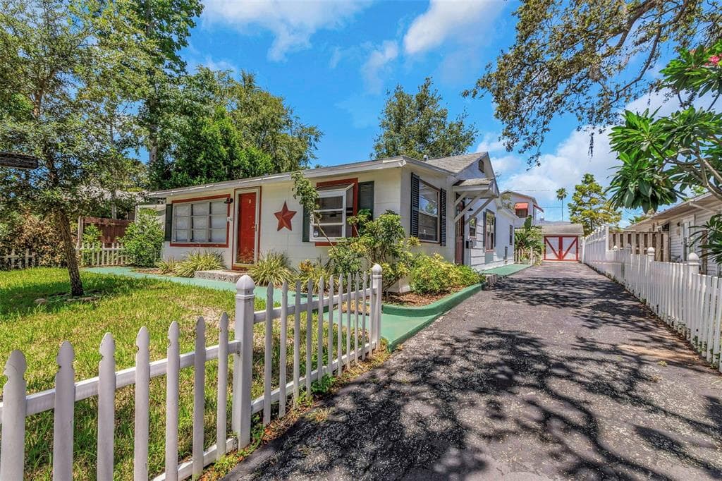 646 WOOD STREET DUNEDIN, FL 34698
