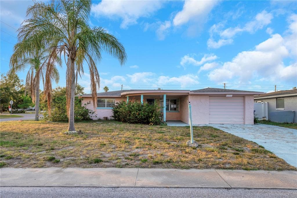 3243 EISENHOWER DRIVE HOLIDAY, FL 34691