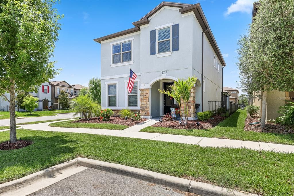 5717 VILLAGE CENTER DRIVE LITHIA, FL 33547
