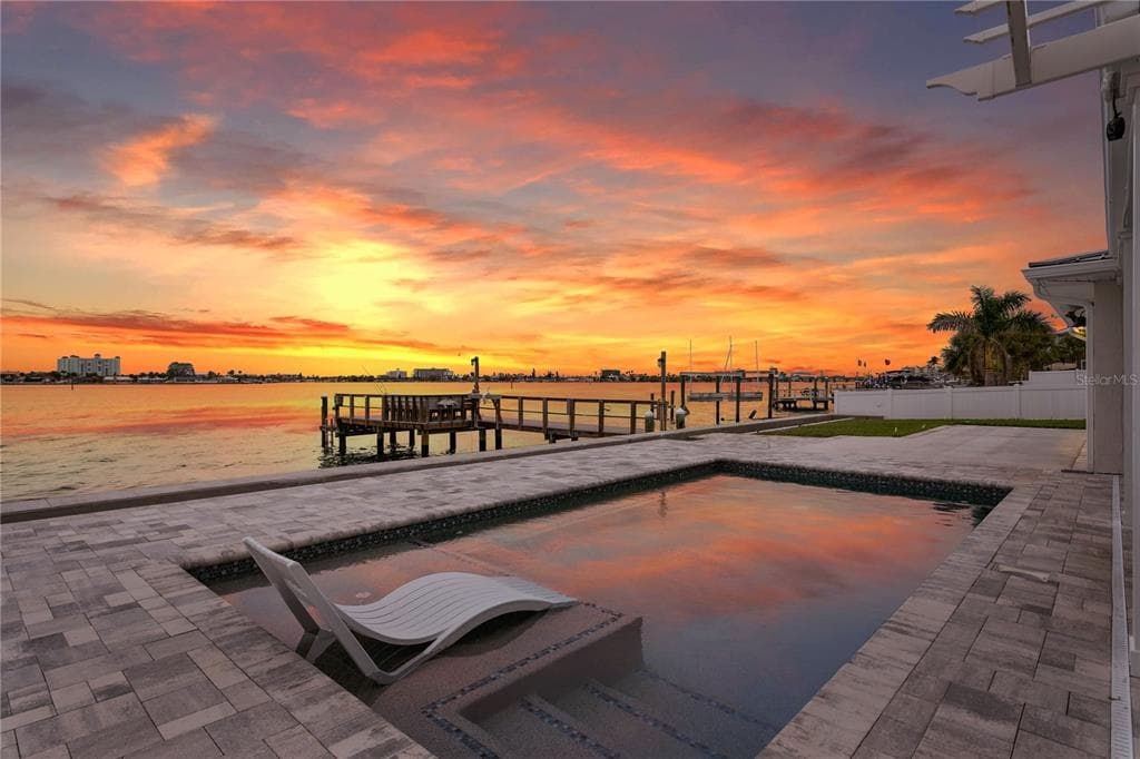 7060 S SHORE DRIVE S SOUTH PASADENA, FL 33707