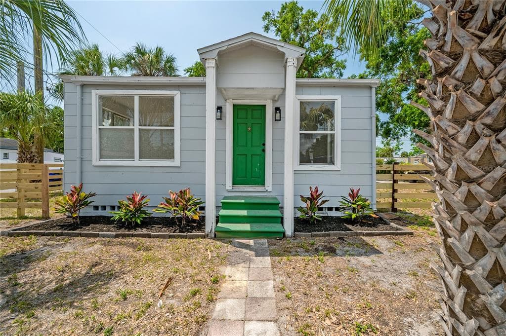 1527 E LAKE AVENUE TAMPA, FL 33610