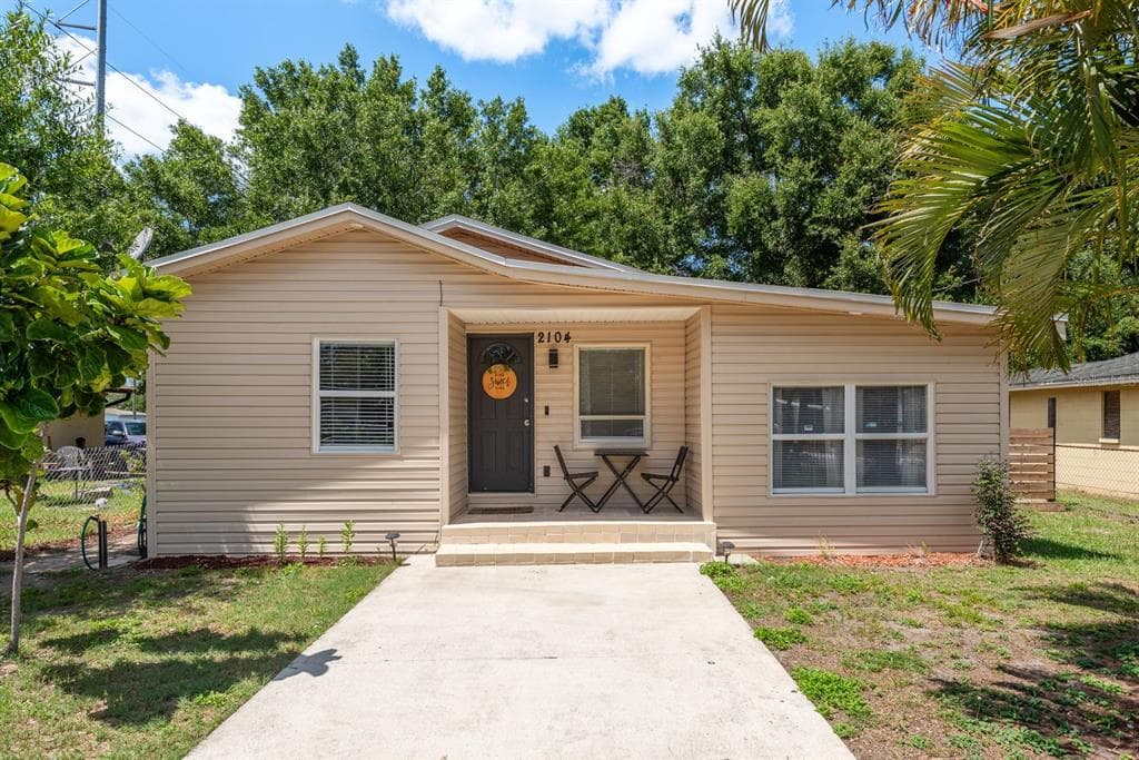 2104 E NAVAJO AVENUE TAMPA, FL 33612