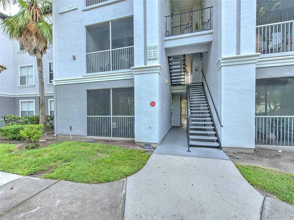 5703 LEGACY CRESCENT PLACE UNIT 302 RIVERVIEW, FL 33578