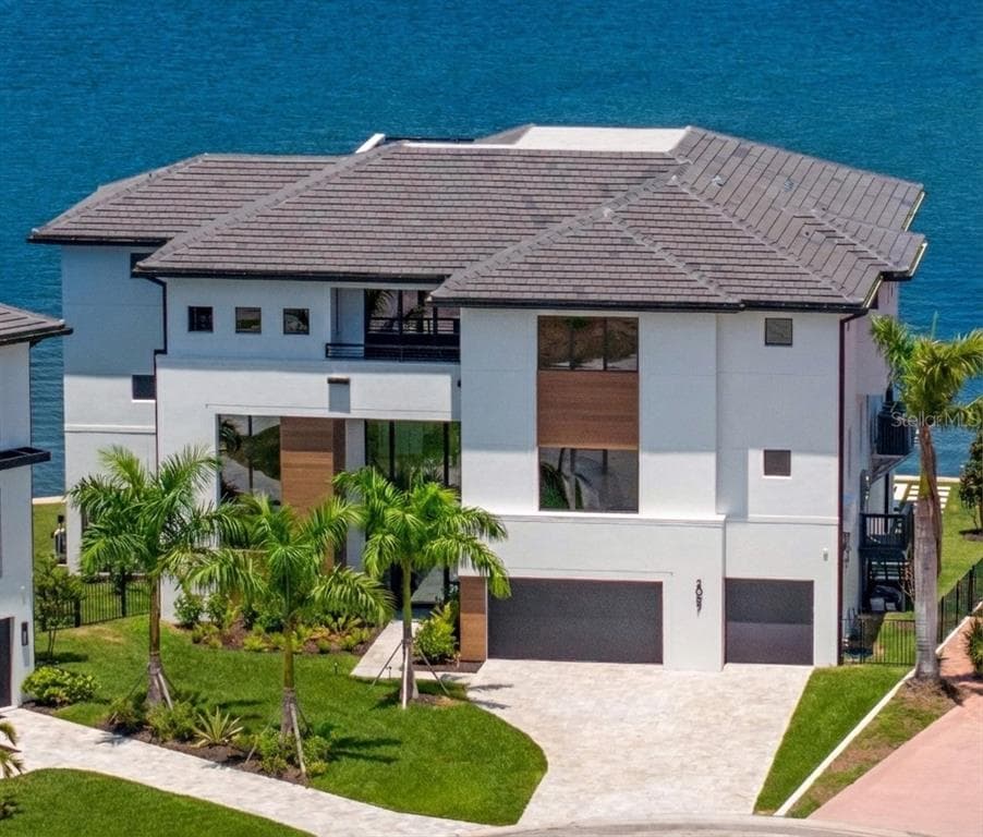 2087 MICHIGAN AVENUE NE ST PETERSBURG, FL 33703