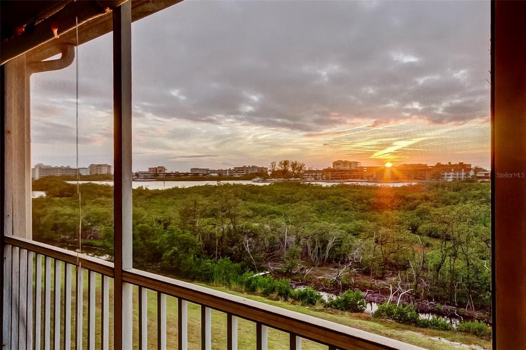 9484 TARA CAY COURT UNIT 8 SEMINOLE, FL 33776
