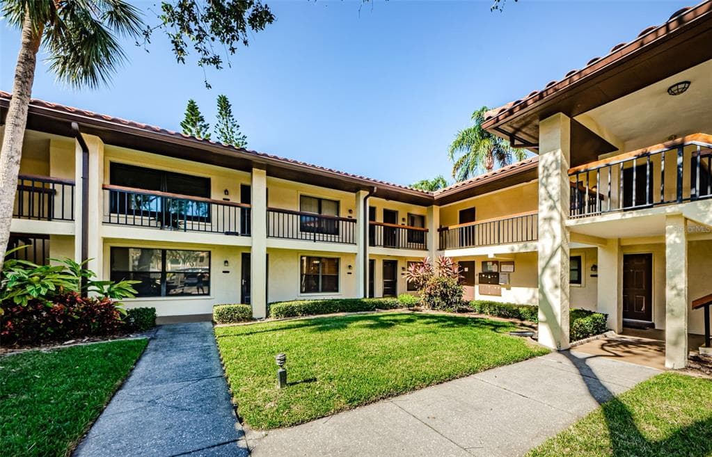 2112 HAMMOCK PINE BOULEVARD UNIT 2112 CLEARWATER, FL 33761