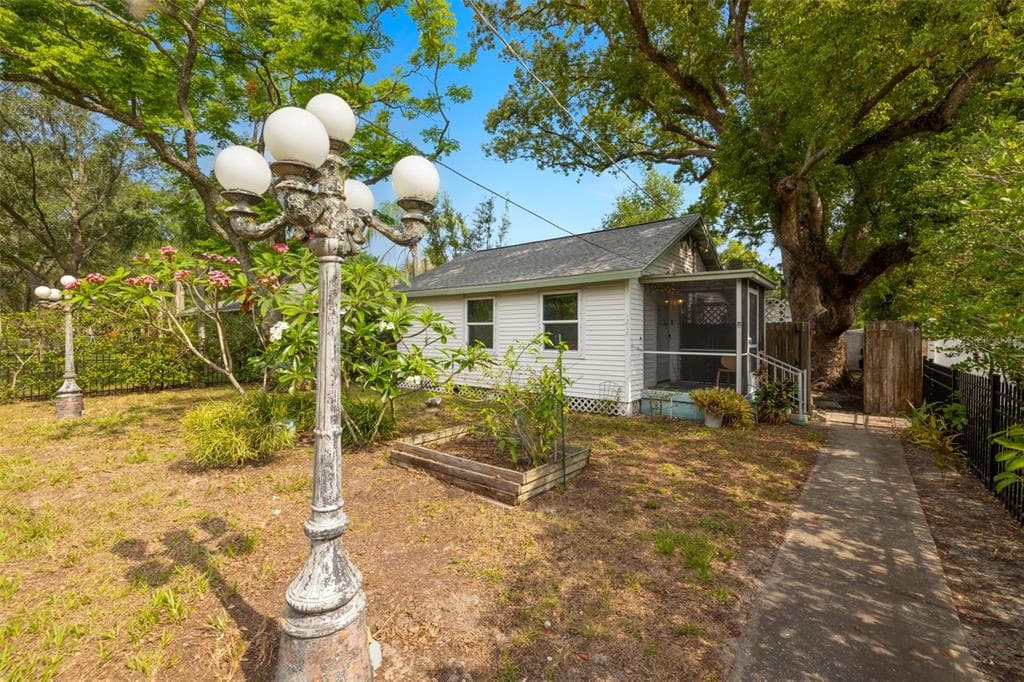 1216 E LAMBRIGHT STREET TAMPA, FL 33604