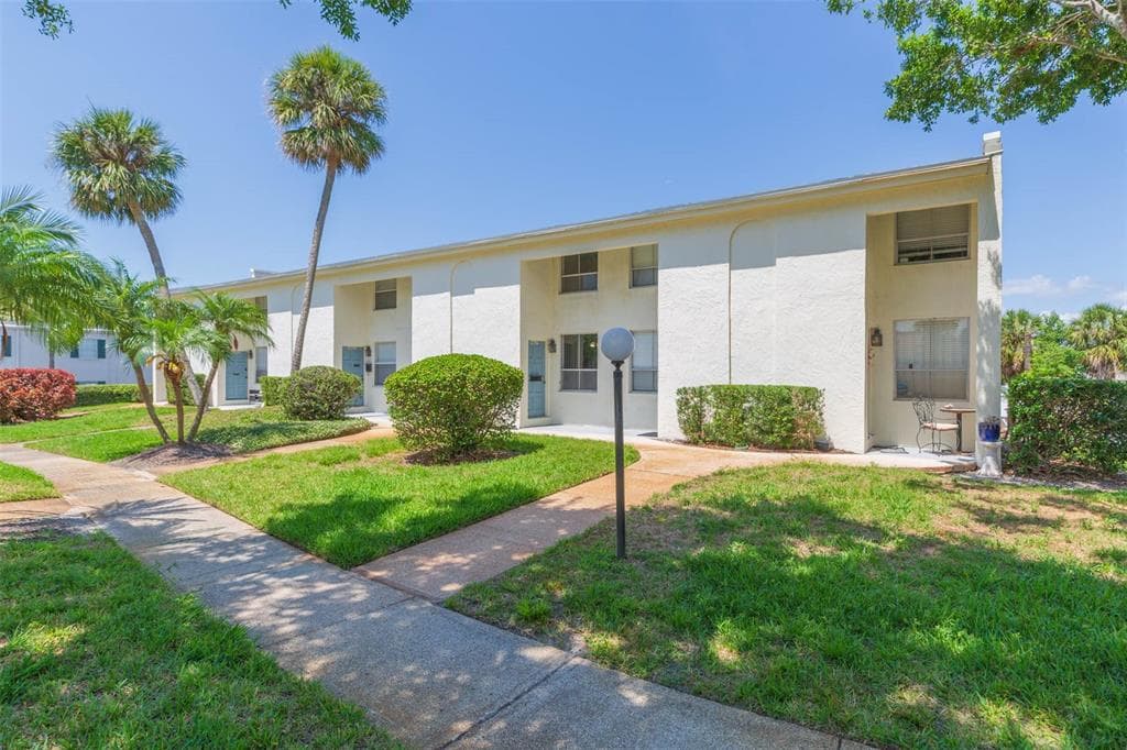 4517 LA CAPRI COURT TAMPA, FL 33611