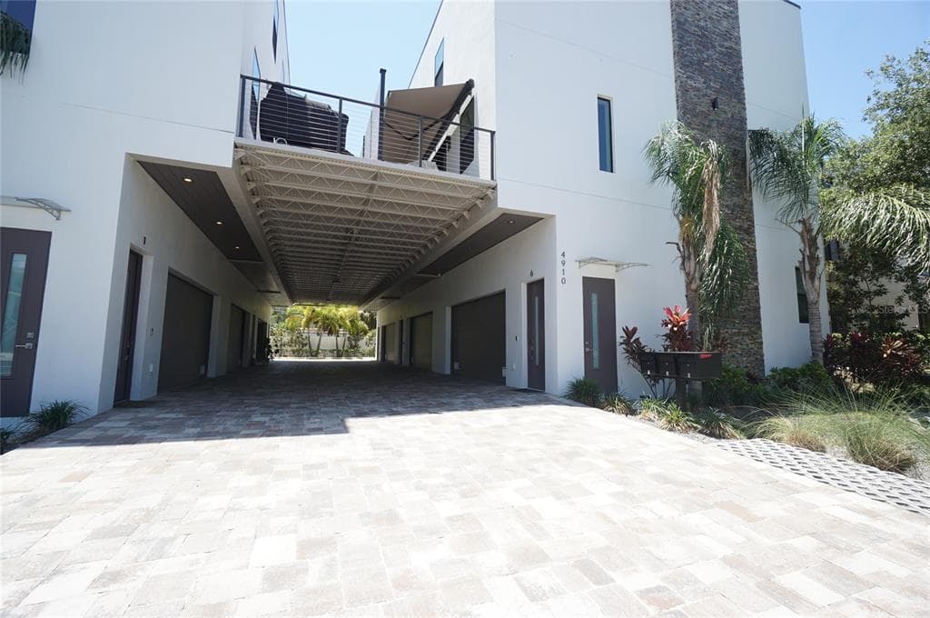 4910 W MCELROY AVENUE UNIT 5 TAMPA, FL 33611