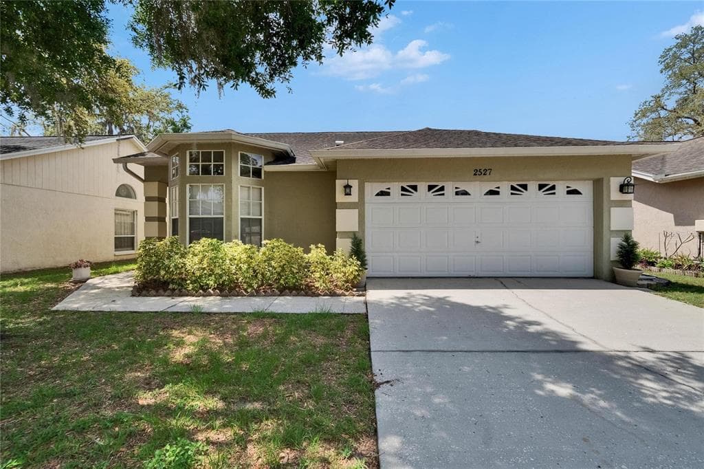 2527 WRENCREST CIRCLE VALRICO, FL 33594
