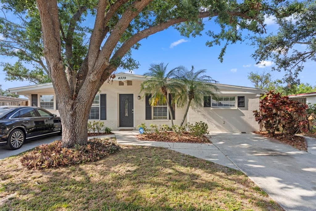 4339 WALLACE CIRCLE TAMPA, FL 33611