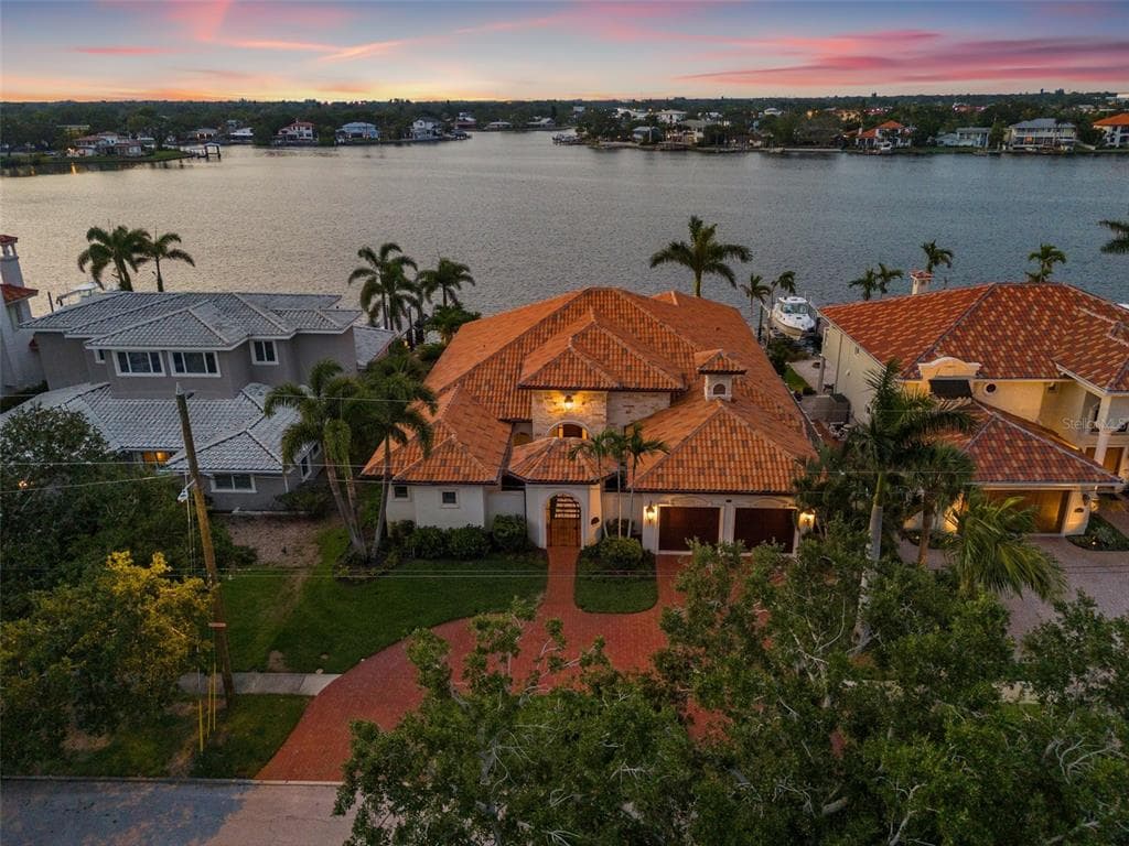 301 BAYVIEW DRIVE NE ST PETERSBURG, FL 33704