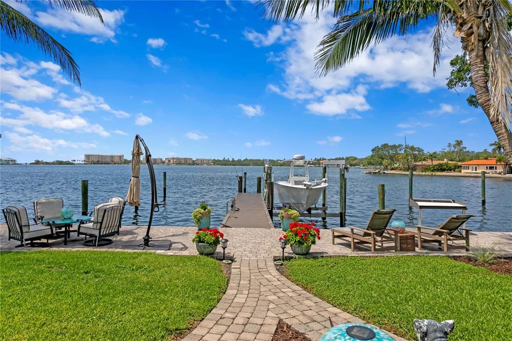 4649 NEPTUNE DRIVE SE ST PETERSBURG, FL 33705